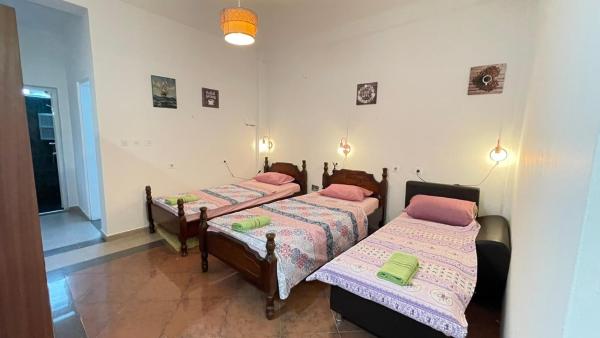 På billedet ses objektet Hostel Flash beliggende i byen Ulcinj.