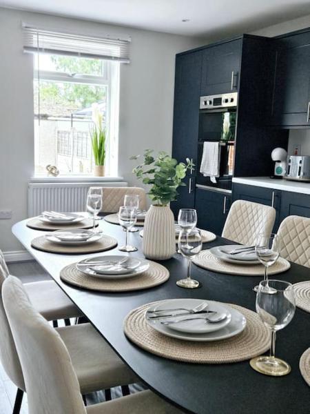 A la foto es mostra l'objecte Sapphire House - Groups Contractors Families Birmingham Solihull situat a la ciutat de Sheldon.