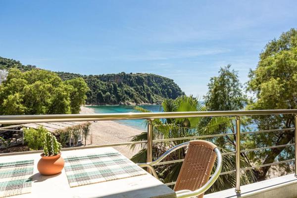 A la foto es mostra l'objecte Potam'Sea Bliss 5 - Beach Front, Sun Beds & Parking situat a la ciutat de Himare.