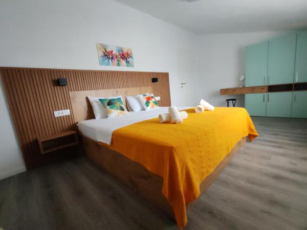Na fotografii je vidět objekt Sara Apartments nacházející se ve městě Grbe.