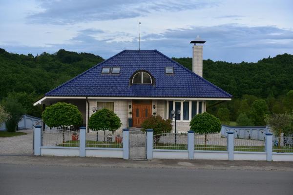En la foto se muestra el objeto Royal Blue Rose ubicado en la ciudad de Čačak.