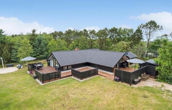På billedet ses objektet Three-Bedroom Holiday Home In Ringkobing beliggende i byen Ringkøbing.