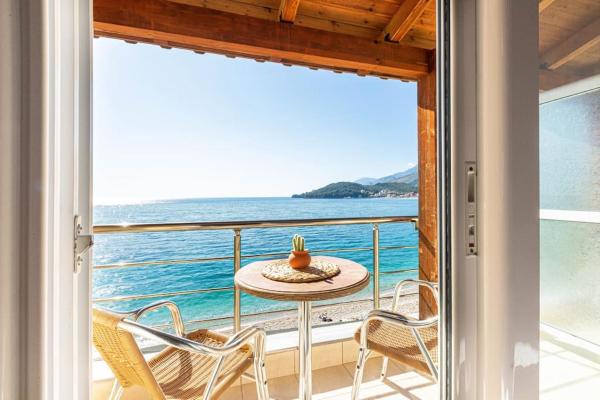 A la foto es mostra l'objecte Potam'Sea Bliss 36- Beach Front, Sun Beds & Parking situat a la ciutat de Himare.