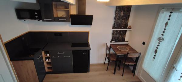 På billedet ses objektet Studio avec jardin beliggende i byen Les Playes.
