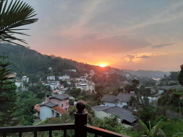 A la foto es mostra l'objecte Laaya Kandy situat a la ciutat de Kandy.