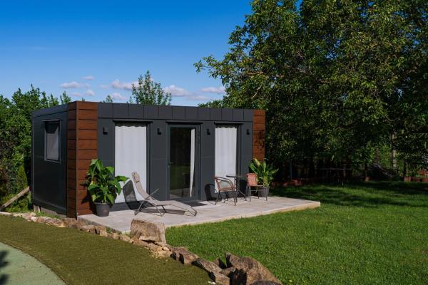 En la foto se muestra el objeto TINY HOUSE mezi sklepy ubicado en la ciudad de Brumovice.