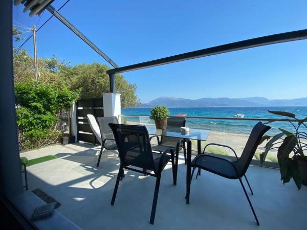A la foto es mostra l'objecte Beachfront Retreat at Agios Vasileios situat a la ciutat de Áyios Vasílios.