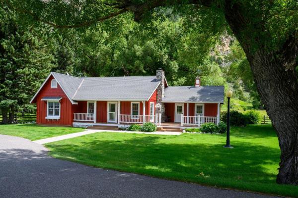 A la foto es mostra l'objecte The Red House Homestead situat a la ciutat de Contact.