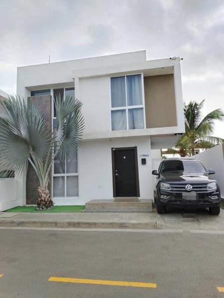 A la foto es mostra l'objecte Casa familiar cerca a la playa situat a la ciutat de Manta.