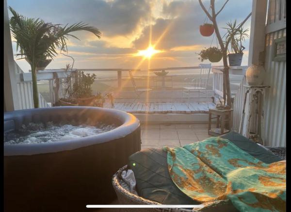 Na foto é possível ver o objeto Artistic Sea View Getaway with Hot Tub localizado na cidade de ‘Ofer.