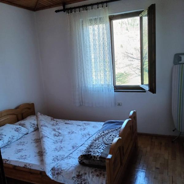 The photo shows the Seosko domaćinstvo Preslo located in the city of Sela.