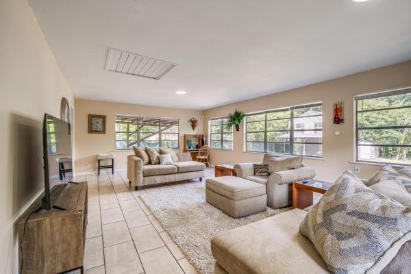 A la foto es mostra l'objecte 1 Mi to Robins AFB Family-Friendly Home! situat a la ciutat de Warner Robins.