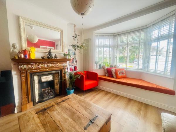 A la foto es mostra l'objecte Home to home situat a la ciutat de Cuffley.