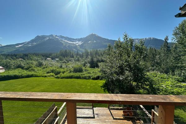 På billedet ses objektet Enchanted Evergreen Escape beliggende i byen Girdwood.