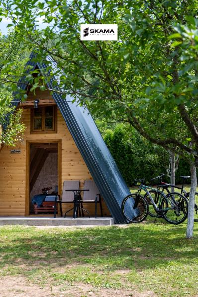 The photo shows the Moonlight & Starlight lodges located in the city of Orašac.