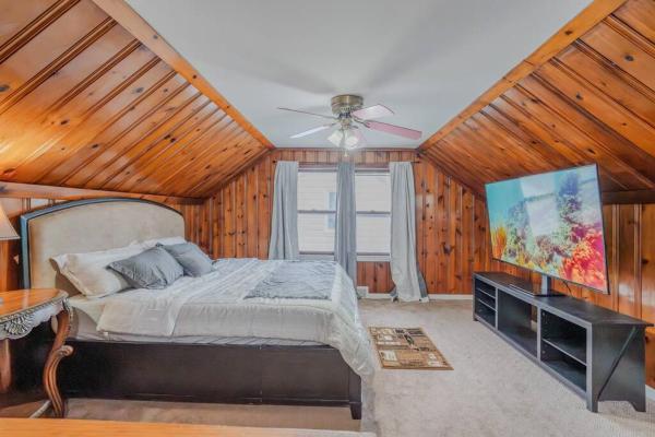 På billedet ses objektet King Bed Private Home beliggende i byen Dearborn.
