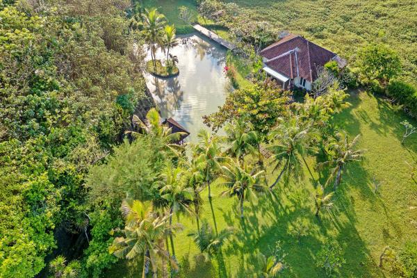 写真にはAntasari市にあるBeachside Villa Kelecungが写っています。