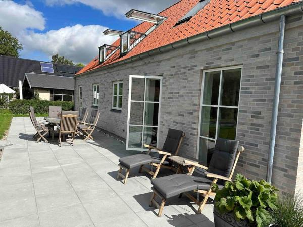 Op de foto is het object Helt nyt hus i idyllisk landsby te zien, gelegen in de stad Vallensbæk.