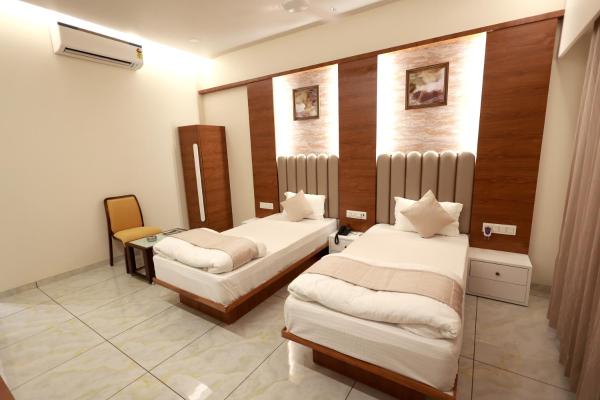 A la foto es mostra l'objecte Hotel Grand Haveli situat a la ciutat de Umargām.