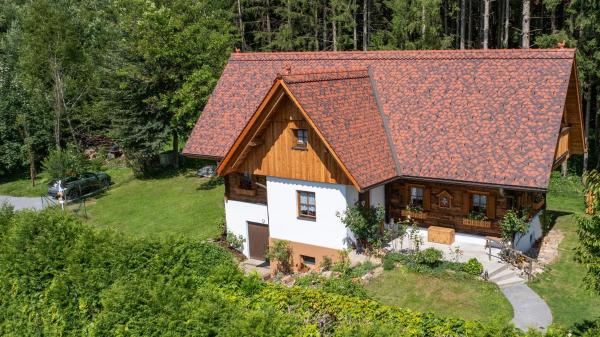 Na fotografii je vidět objekt Pension Treissmann nacházející se ve městě Lemsitz.