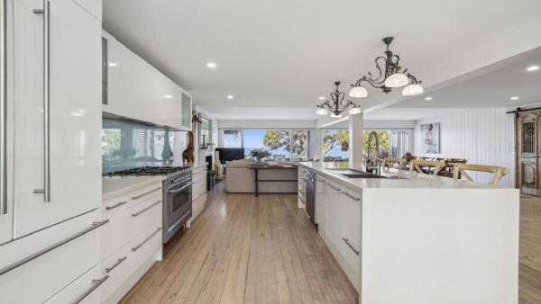 Hampton on the Beach - Stunning Beach Front, Sleeps 8的照片5