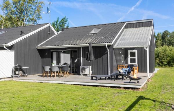 A la foto es mostra l'objecte Gorgeous Home In Ebeltoft With Kitchen situat a la ciutat de Ebeltoft.