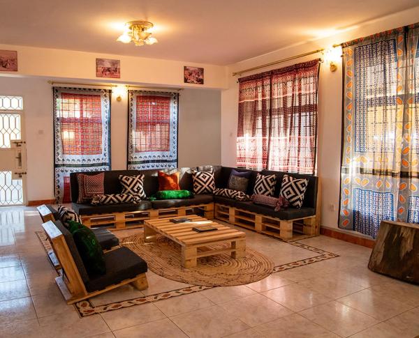 A la foto es mostra l'objecte Karibu Nyumbani Hostel situat a la ciutat de Sokon.