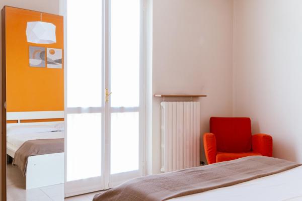 A la foto es mostra l'objecte peach apartment situat a la ciutat de Crema.