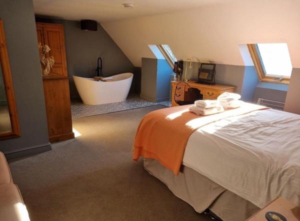 Na fotografii je vidět objekt Modern Home for 4 people including luxury Hot Tub nacházející se ve městě Wolferton.