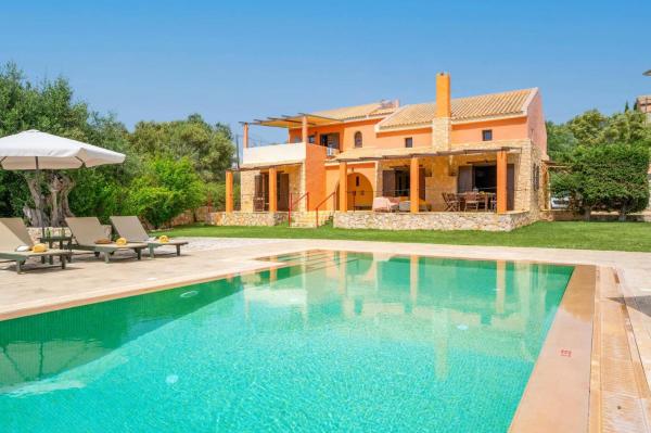 写真にはスヴォロナータ市にあるVilla Nostos by Villa Plusが写っています。