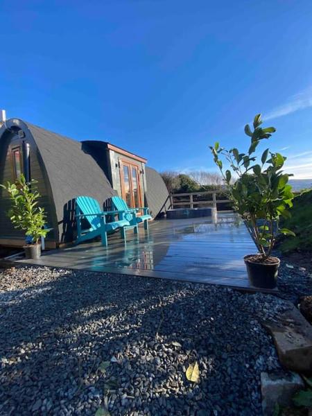 På billedet ses objektet Ocean View with hot tub beliggende i byen Llanaber.