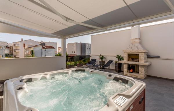 Στη φωτογραφία φαίνεται το αντικείμενο 3 Bedroom Amazing Apartment In Strozanac που βρίσκεται στην πόλη Strožanac.