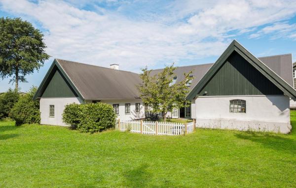 Na fotografii je vidět objekt Cozy Home In Fårevejle With Wifi nacházející se ve městě Fårevejle.