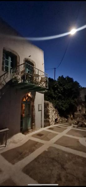 Nella foto è visibile l'oggetto Karma situato nella città di Emporeiós.