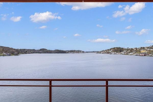 写真にはGjerstad市にあるSpektakulær 4-roms leilighet i sjøfront, med fantastiske solforhold og utsikt utover Tromøysund og inn mot byenが写っています。