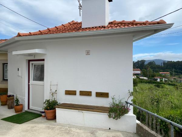 The photo shows the Casa do Montinho located in the city of Deveza.