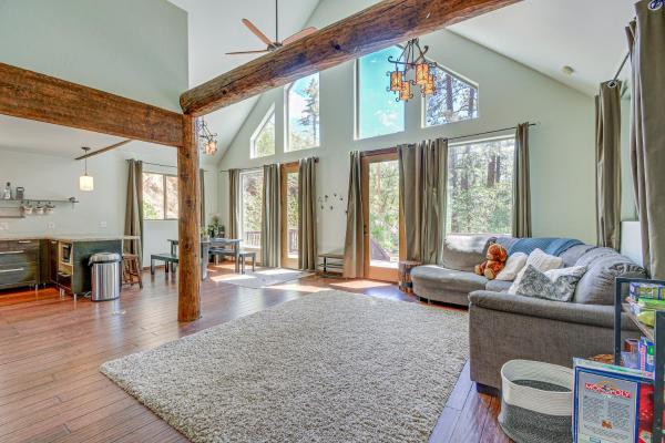 Στη φωτογραφία φαίνεται το αντικείμενο 6 Mi to Mt Union Peaceful Cabin with Deck που βρίσκεται στην πόλη Walker.