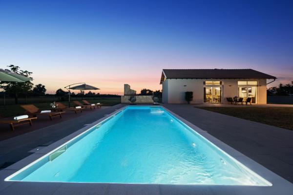 På billedet ses objektet Kuća za odmor Zelena Oaza sa bazenom -Zagreb beliggende i byen Kloštar Ivanić.