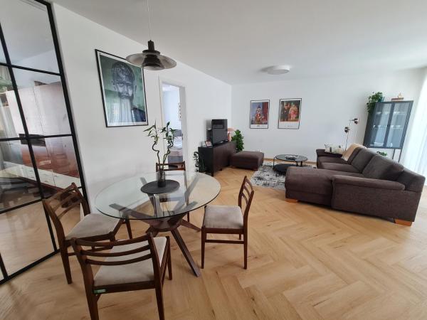 Beautiful new apt in old town near train station - FREE parking, Bratislava
