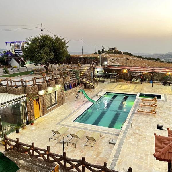 Na fotografii je vidět objekt tal alazaraq nacházející se ve městě Yarqā.