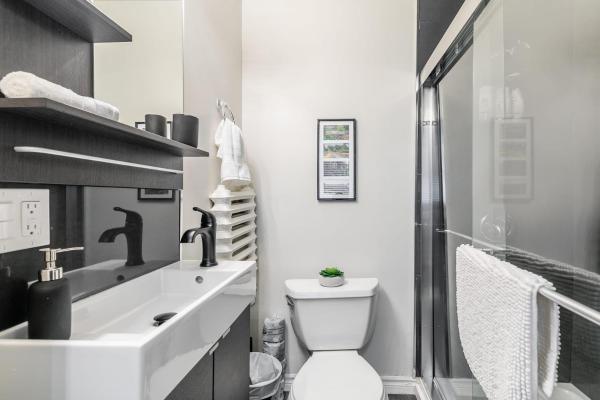 På bildet vises objektet Modern Apartment with Kitchen on James St som ligger i byen Hamilton.