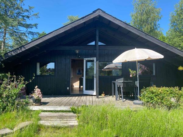 A la foto es mostra l'objecte Cozy Summer House In Melby Enghave situat a la ciutat de Melby.