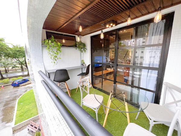 A la foto es mostra l'objecte Flat Manhattan frente ao Dona Lindu situat a la ciutat de Recife.
