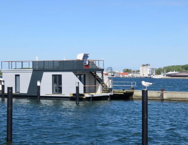 A la foto es mostra l'objecte Hausboot Bali situat a la ciutat de Fehmarn.