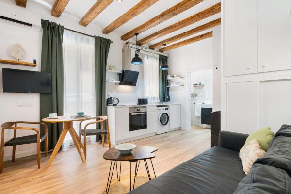 Lodging Apartments Almirall Beach 21, Barcelona