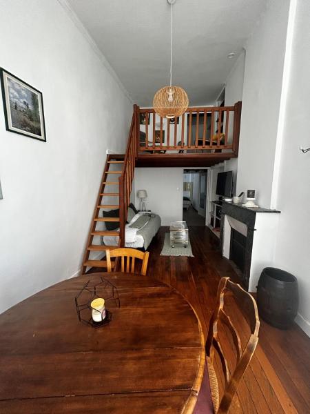 A la foto es mostra l'objecte Chambre messier mezzanine situat a la ciutat de Senones.