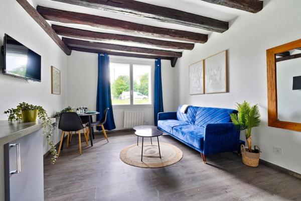 A la foto es mostra l'objecte Welcome to Clara House situat a la ciutat de Wissous.