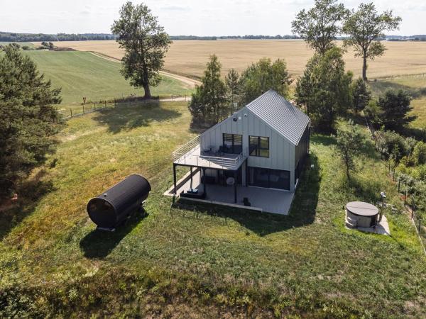 照片显示了位于Grabówko市的Glow Apartments - Dom Ostoja Rekownica, Kaszuby na 10 osób z sauną i balią物件。