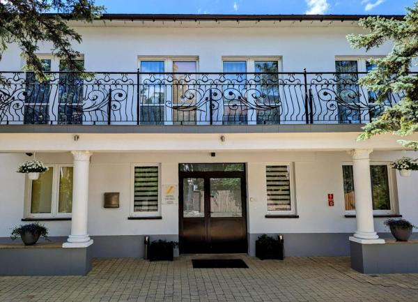 Na zdjęciu widoczny jest obiekt Hotel Zacisze położony w mieście Bór.