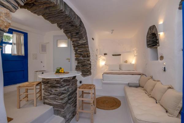 Nella foto è visibile l'oggetto Adamma Tinos situato nella città di Mési.